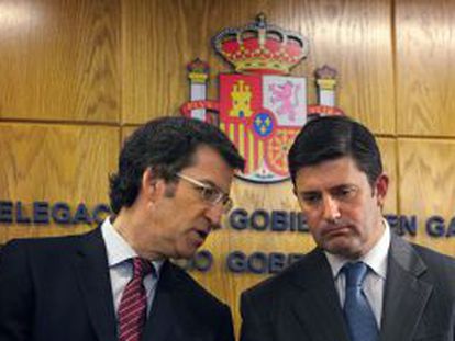 Feij&oacute;o, en la toma de posesi&oacute;n del delegado de Gobierno en Galicia, Samuel Ju&aacute;rez Casado (derecha).