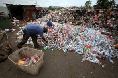 En la imagen, un hombre recolecta botellas de refrescos en el basurero municipal de la Chureca, en Managua (Nicaragua). EFE/Archivo