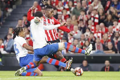 El delantero del Athletic Nico Williams lucha con el uruguayo Ronald Araújo y con el francés Jules Koundé (izquierda), durante el partido