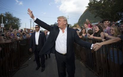 El precandidato republicano Donald Trump saluda a sus seguidores en un acto de campaña en Oklahoma el pasado septiembre.