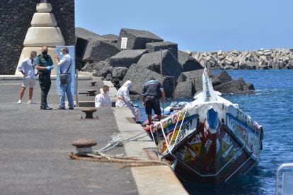 Un cayuco que zarpó de Saint Louis en el puerto de La Restinga, en El Hierro, el pasado 23 de agosto.