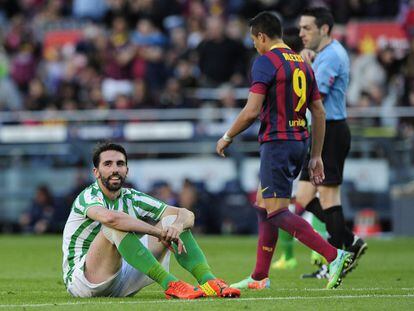Jordi Figueras se lamenta después de marcar un gol en propia puerta, el segundo del Barcelona.