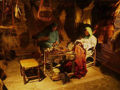 Artesanos de diversos oficios ambientan las escenas navideñas en Pals.