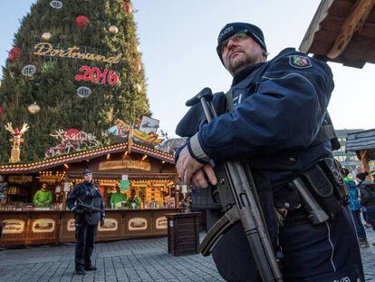 La polic&iacute;a vigila en mercadillo de Navidad de Dortmund, Alemania, este martes.