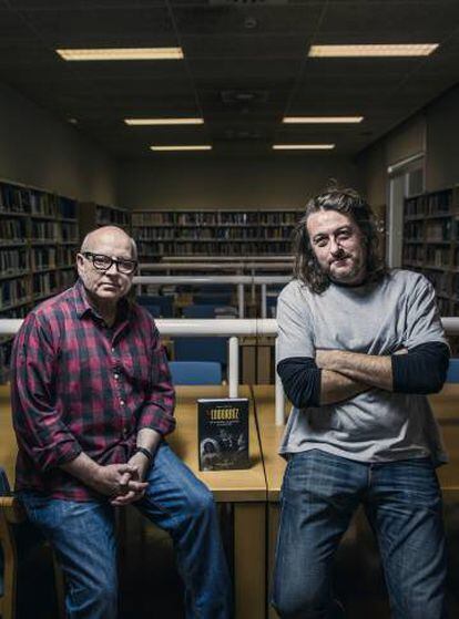 Santiago Aguilar (izquierda) y Felipe Cabrerizo, autores del libro, el pasado miércoles en la biblioteca de la Filmoteca, en Madrid.