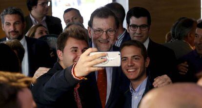 Rajoy se fotografía con unos jóvenes, este jueves en Guadalajara.