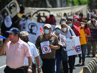 Un grupo de salvadoreños participa en una manifestación contra la implementación del bitcoin como moneda oficial en El Salvador.