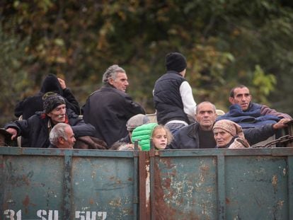 Refugiados de la región de Nagorno-Karabaj viajan en la parte trasera de un camión y llegan a la aldea fronteriza de Kornidzor, Armenia, el 26 de septiembre.