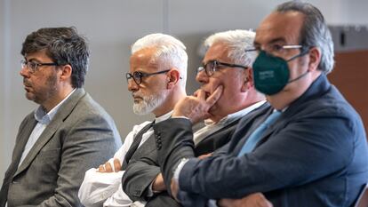 El exgerente de la empresa pública Imelsa, Marcos Benavent, junto a otros acusados.