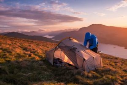 Un senderita acampando junto al lago Loch Lomond, en Escocia.