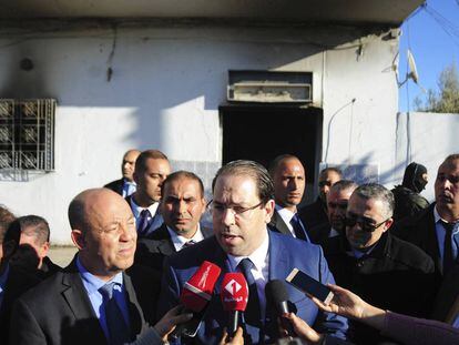 El primer ministro Yusuf Chahed visita una comisar&iacute;a saqueada en la localidad de El Battan
