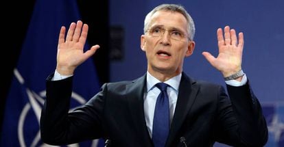 Jens Stoltenberg se dirige a la prensa en Bruselas.