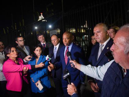 El alcalde de la ciudad de Nueva York, Eric Adams durante su visita a la Basílica de Guadalupe, en la Ciudad de México.