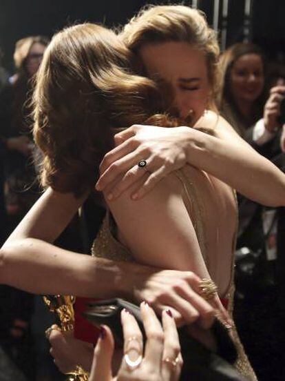Brie Larson abraza a Emma Stone, en la entrega de los Oscar.