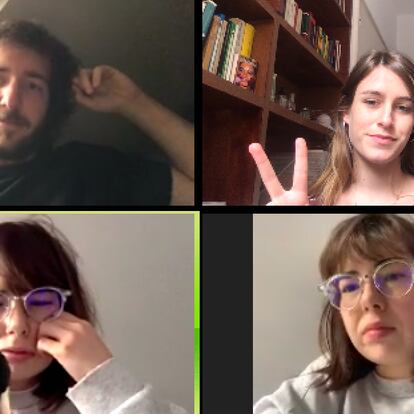 De arriba a abajo y de izquierda a derecha: Luis Fernández (Sonido Muchacho), Alicia Ros (vocalista y bajista de Cariño), María Talaverano (vocalista y teclista) y Paola Rivero (guitarra) durante una videollamada de trabajo