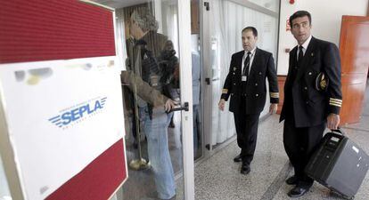 Dos pilotos de Iberia a su llegada  a la asamblea que los pilotos para votar el acuerdo de mediaci&oacute;n.