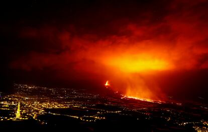 The Cumbre Vieja volcano continues to erupt as seen from the El Time viewpoint.