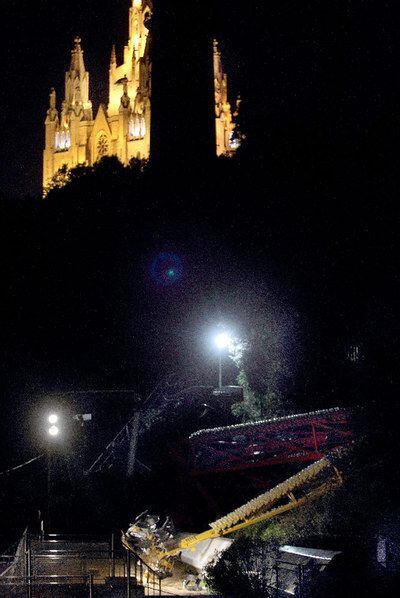 El brazo de <i>El Péndulo</i>  con la Iglesia del Sagrat Cor al fondo.