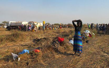 Camiones de la ONU suiministran agua en Bentiu.