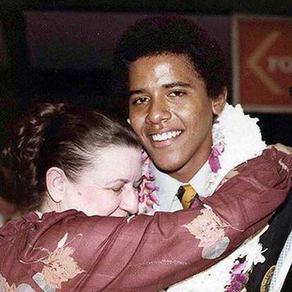 Madelyn Dunham abraza a su nieto Barack Obama, tras graduarse en el instituto en Hawai en 1979.