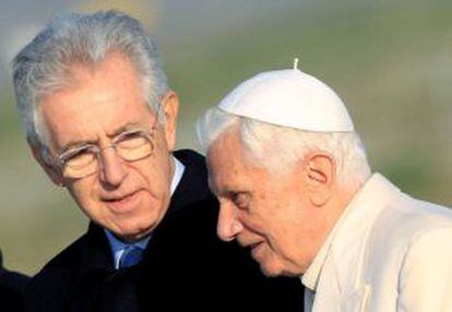 El primer ministro italiano, Mario Monti, junto al Papa Benedicto XVI.