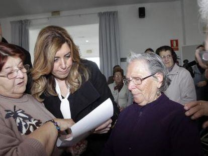 La presidenta de la Junta de Andaluc&iacute;a, Susana D&iacute;az, este s&aacute;bado en un centro de San Roque (C&aacute;diz).