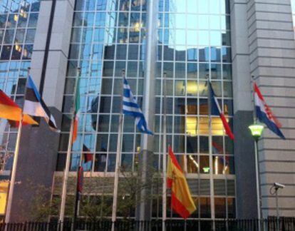 La bandera española ondea a media asta en el Parlamento Europeo por la muerte de Suárez.