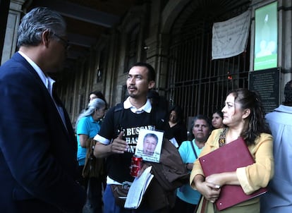 Mario Vergara (centro) en el portal del Palacio de Gobierno de Morelos, en noviembre de 2015.