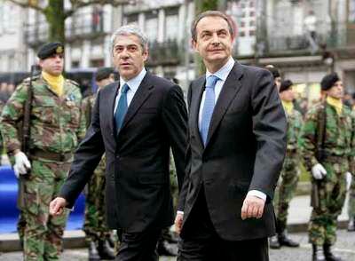 José Luis Rodríguez Zapatero y el primer ministro portugués, José Sócrates, ayer en Braga.