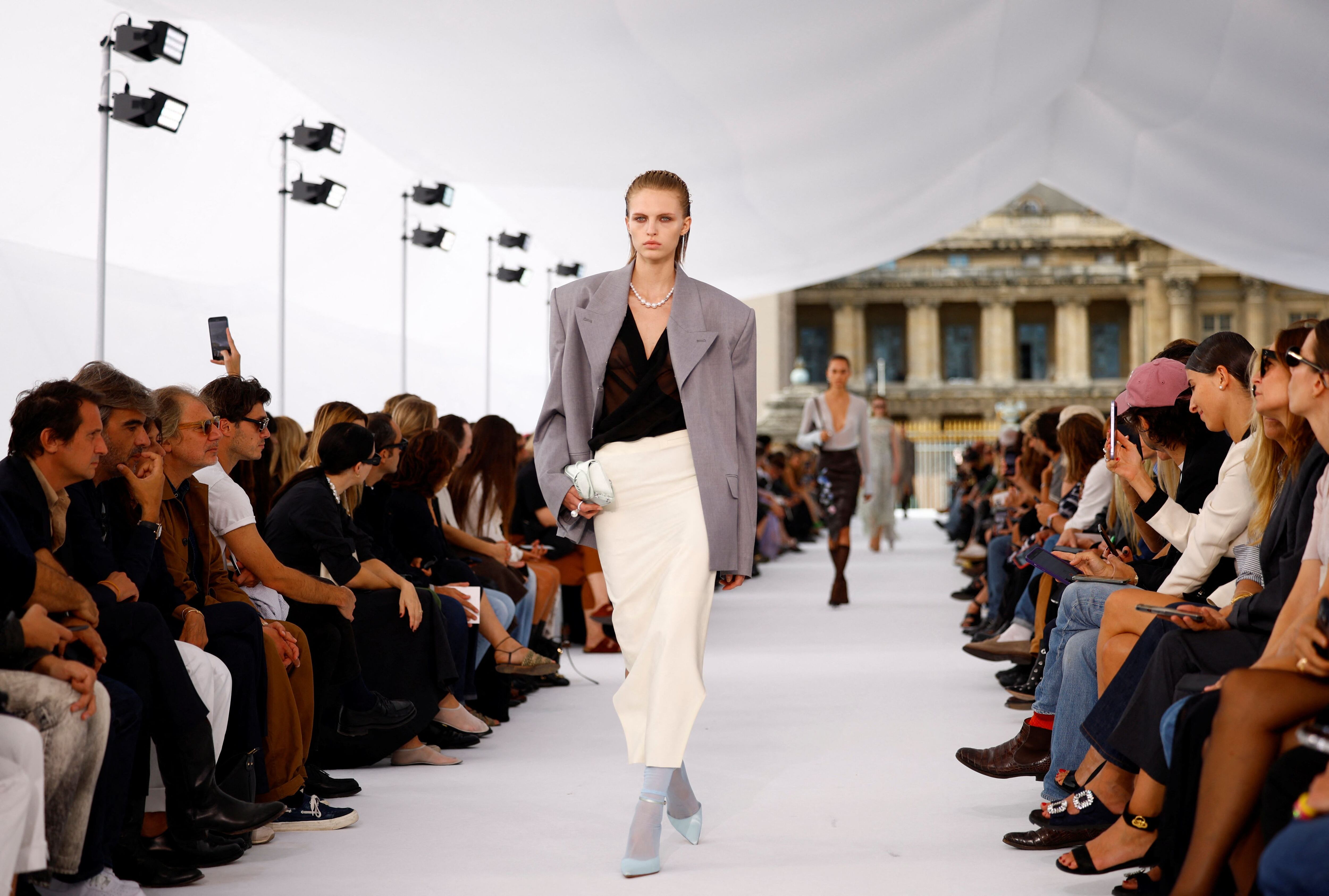 Propuesta para la próxima temporada del diseñador Matthew Williams para Givenchy, presentada el 28 de septiembre durante la semana de la moda de París.