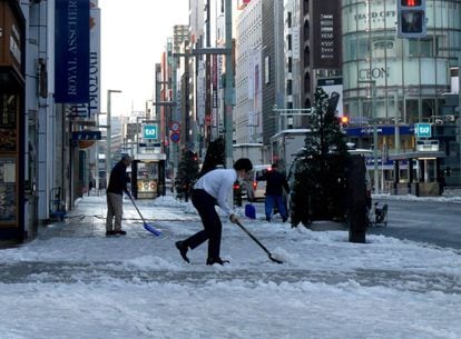 En la prefectura de Ibaraki, al nordeste de Tokio, una mujer de 52 años falleció en la tarde del lunes después de que su vehículo chocara frontalmente con un camión debido al mal estado de la carretera, informó la cadena pública japonesa NHK. En la imagen, residentes quitan la nieve de la acera con la ayuda de unas palas en el distrito de Ginza en Tokio (Japón), el 23 de enero de 2018.