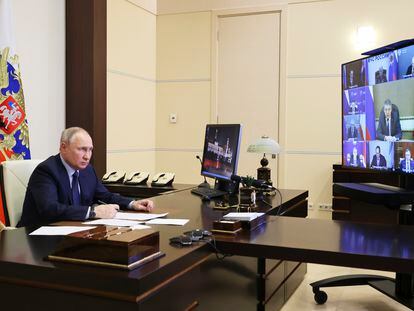 Putin, durante una videoconferencia desde su residencia a las afueras de Moscú.