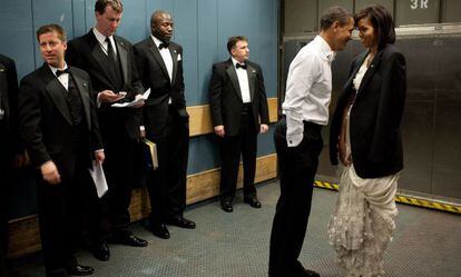 Barack i Michelle Obama, envoltats d'agents del servei secret, en un descans del ball celebrat després de guanyar les eleccions.