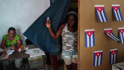 Una mujer tras votar este domingo en La Habana.