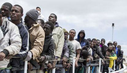 Inmigrantes desembarcan este domingo en Lampedusa.