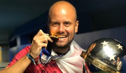 Miguel Ángel Ramírez con la Copa Sudamericana. / IVV
