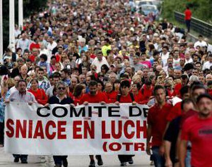 Los trabajadores de Sniace, acompañados por familiares y vecinos, se manifiestan por las calles de Torrelavega (Cantabria) para exigir un cambio de postura a la empresa que está despidiendo a toda la plantilla, unos 500 trabajadores.