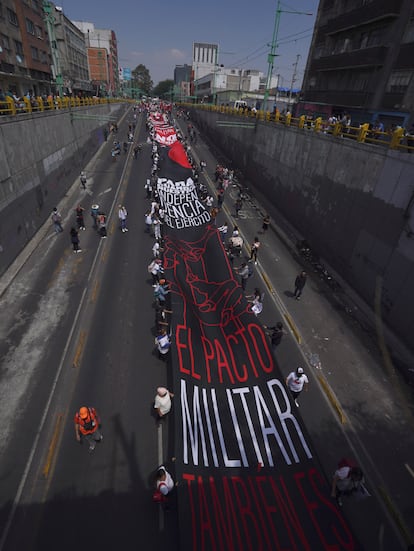 "Para cuándo nuestra independencia del ejército", se lee en una enorme pancarta que llevan los manifestantes este 2 de octubre, en Ciudad de México. La fecha llega en un momento de polémica y tensión en México ante la creciente militarización del país.