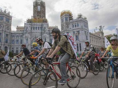 Cientos de personas pedalean este domingo en Madrid para pedir un carril bici en la Castellana y por una movilidad sotenible.