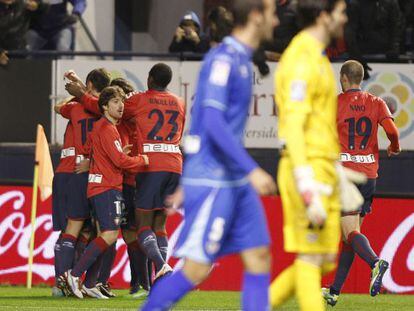 Los jugadores de Osasuna celebran el gol de Sola