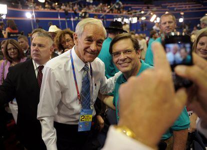 Ron Paul, uno de los rivales de Romney en las primarias y ahora delegado por Texas, se fotografía con seguidores de la formación en Tampa.
