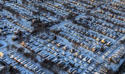 Vista aérea de un barrio residencial de Chicago, Illinois, Estados Unidos 6 de enero de 2014. Estados Unidos vive  una de las jornadas más frías de las últimas décadas a causa de la entrada de un frente polar ártico que ha sumido a unos 140 millones de estadounidenses en temperaturas bajo cero.