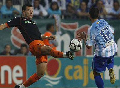 El valencianista David Navarro disputa un balón con Benachour, del Málaga.