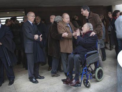 De izquierda a derecha, Montilla, Rigol, Nadal, Pujol y Eduard Castellet, ayer en el funeral.