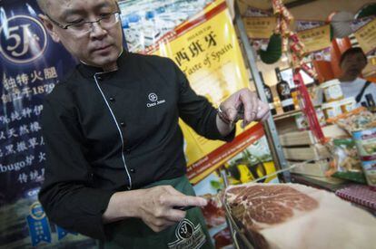 Un cortador chino de jam&oacute;n CincoJotas, en los supermercados City Shop de Shangh&aacute;i (China).