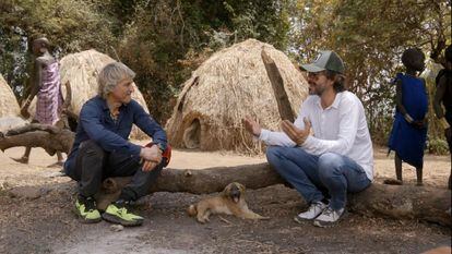 Jesús Calleja y Santi Millán conversan en Etiopía en el programa 'Planeta Calleja'.
