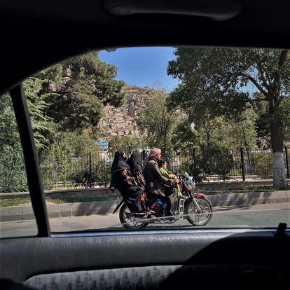 Cuatro personas compartían el asiento de una motocicleta en Kabul, donde es normal que familias de hasta cinco personas circulen al mismo tiempo en uno de estos vehículos. 