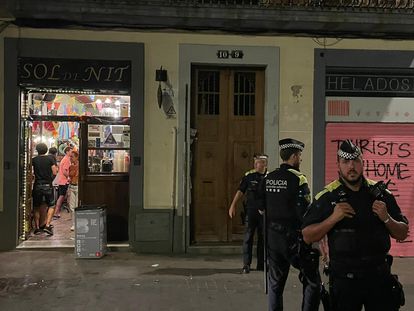 La Guardia Urbana despeja la plaza del Sol, en el barrio de  Gràcia (Barcelona). /