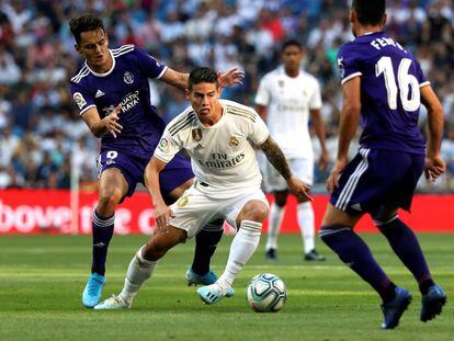 James Rodríguez, entre Enes Unal y Federico Díaz, el sábado.