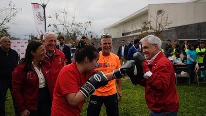 Sebastián Piñera durante un 'sparring' con una pugil, en Santiago (Chile), el 7 de septiembre de 2019, en una imagen compartida en sus redes sociales.